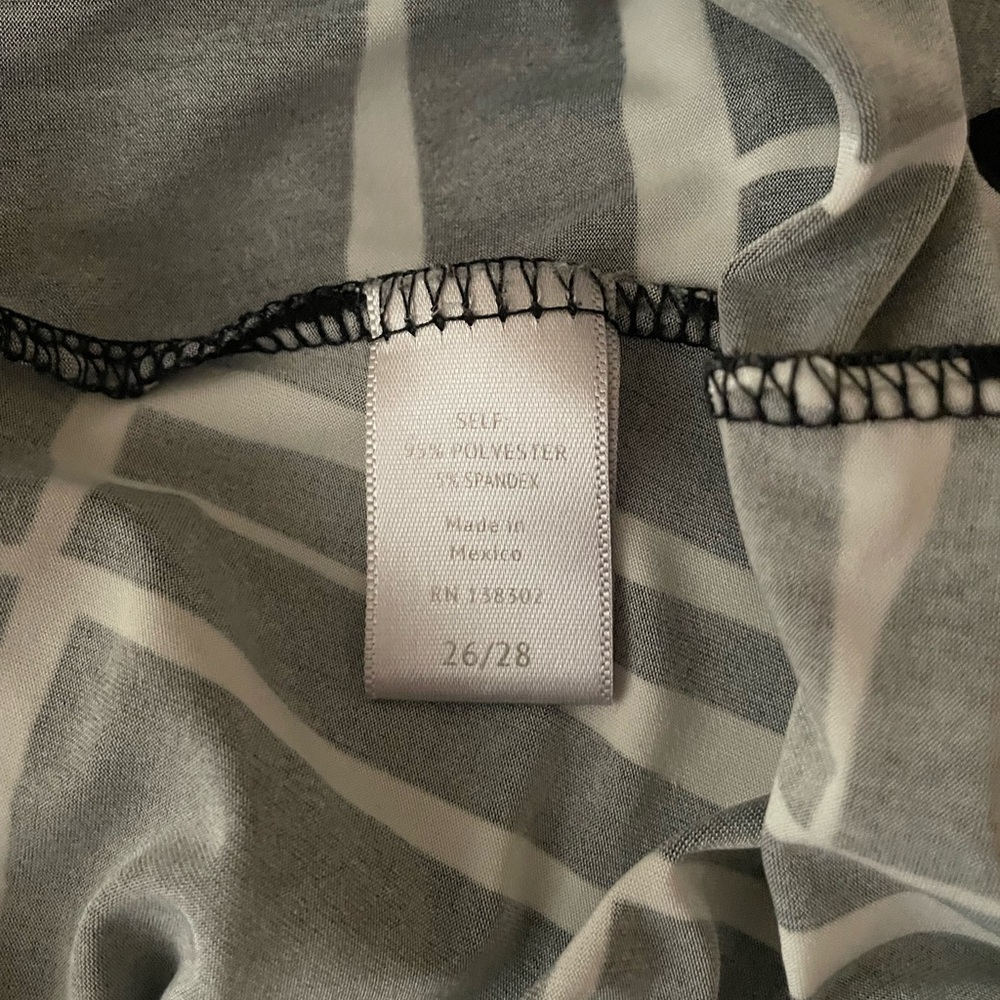 Women’s Black and White Geometric Top Plus Size 26W - Picture 4 of 6